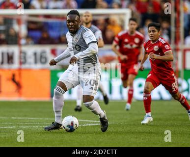 Harrison, NJ, États-Unis. 18th juin 2022. Le Toronto FC avance Ayo Akinola (20) lors d'un match de MLS entre le Toronto FC et les Red Bulls de New York à Red Bull Arena à Harrison, le NJ. New York a battu Toronto 2-0. Mike Langish/Cal Sport Media. Crédit : csm/Alay Live News Banque D'Images