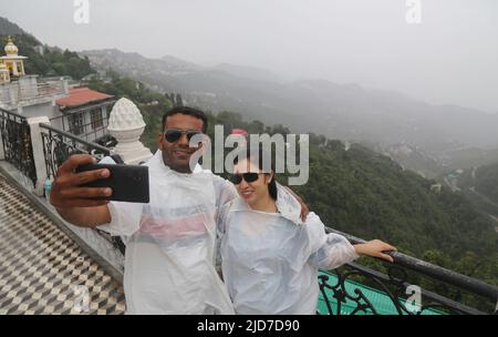 Mussoorie, Uttarakhand, Inde. 18th juin 2022. Un couple indien prend selfie comme ils appréciant la première pluie de mousson à Mussoorie. Les touristes de tout le pays viennent ici pour célébrer le week-end en été. (Credit image: © Sumit Saraswat/Pacific Press via ZUMA Press Wire) Banque D'Images