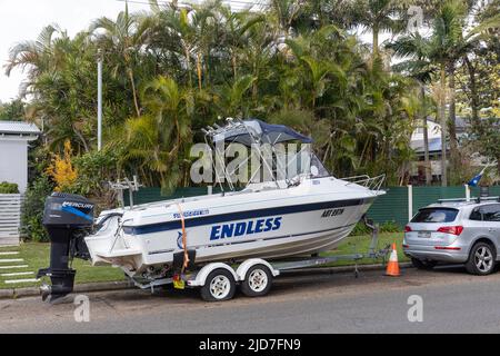 Bateau de pêche avec cabine de cuddy une remorque garée dans une rue de Sydney, faite par Allison Fisherman, 21 pieds de long et sur une remorque, NSW, Australie Banque D'Images