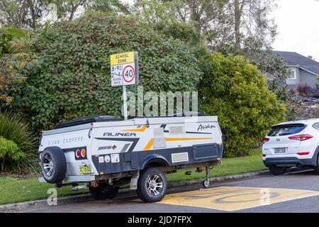 Une remorque de camping-car repliable Avan stationnée dans une rue de Sydney, en Nouvelle-Galles du Sud, en Australie, dans un panneau de zone scolaire Banque D'Images