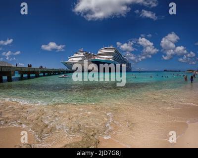 Nombreux touristes quittant deux paquebots de croisière le matin (Grand Turk, Turks et Caicos). Banque D'Images