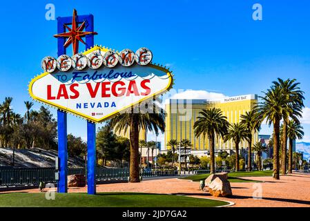 L'emblématique panneau Bienvenue à Las Vegas avec Mandalay Bay Resort en arrière-plan. Banque D'Images