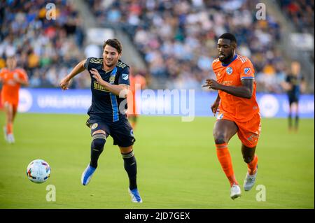 Chester, Pennsylvanie, États-Unis. 18th juin 2022. Le joueur de l'Union, JULIAN CARRANZA (9) en action contre le Cincinnati FC TYLER BLACKETT (24) pendant le match au Subaru Park. (Image de crédit : © Ricky Fitchett/ZUMA Press Wire) Banque D'Images