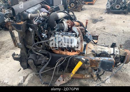 Gros plan du moteur de camion pour le recyclage, moteur de l'automobile en panne dans un chantier naval, pièce de rechange pour camions. Banque D'Images