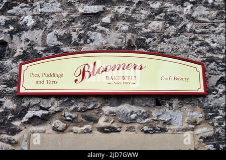 Bakewell, UK- 15 mai 2022: Le panneau pour Bloomers Bakery à Bakewell Banque D'Images