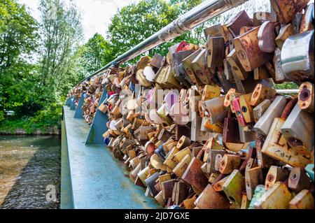 Bakewell, Royaume-Uni- 15 mai 2022 : les milliers de cadenas sur le pont des écluses d'amour de Bakewell. Banque D'Images