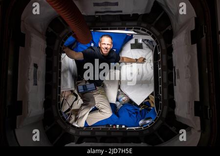 Atmosphère terrestre. 9th juin 2022. Bob Hines, astronaute de la NASA et ingénieur de vol de l'expédition 67, est photographié pendant les opérations de fret et les tâches d'inventaire à l'intérieur du cargo spatial Cygnus de Northrop Grumman. Credit: NASA/ZUMA Press Wire Service/ZUMAPRESS.com/Alamy Live News Banque D'Images