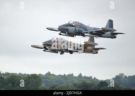 Duxford, Royaume-Uni, 18th juin 2022, Un grand nombre d'avions historiques ont créé un spectacle au salon de l'air d'été de l'IWM Duxford. Bac 167 décollage des jets de strikemaster. Banque D'Images