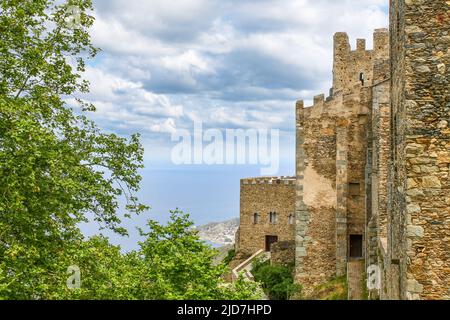 Vue aérienne sur la mer et la plage depuis la montagne où se trouve le monastère médiéval de Sant Pere de Rodes, à Gérone. Banque D'Images