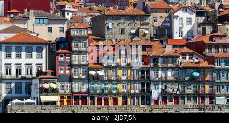 Maisons typiques de Porto à côté du Douro, architecture pittoresque de maisons bordées et couleurs vives. Portugal. Banque D'Images