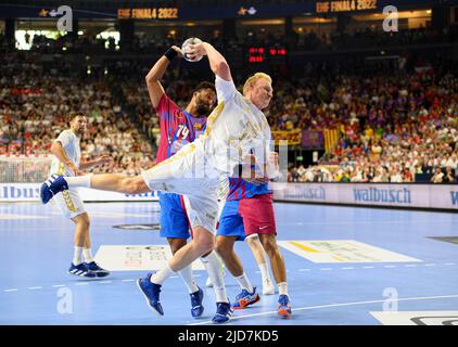 But lancer Patrick WIENCEK (KI) contre Timothey n'GUESSAN (Barca), action, duels, finale de la Ligue des champions de handball quatre, demi-finales, THW Kiel (KI) contre FC Barcelone (Barca), sur 18 juin 2022 à Koeln/ Allemagne. Â Banque D'Images