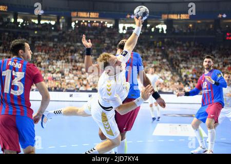 Patrick WIENCEK (KI) à la course de but contre Timothey n'GUESSAN r. (Barca), action, finale de la Ligue des champions de handball quatre, demi-finales, THW Kiel (KI) vs FC Barcelone (Barca) 30:34, on 18 juin 2022 à Koeln/ Allemagne. Â Banque D'Images