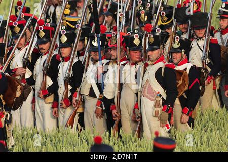 Waterloo, Belgique. 18th juin 2022. Les réacteurs se sont produits lors de la reconstitution de la bataille de Waterloo de 1815 à Waterloo, en Belgique, au 18 juin 2022. Environ 2 000 ré-acteurs, plus de 100 chevaux ainsi que plus de 20 canons ont participé à la reconstitution, montrant le clash de 18 juin 1815 entre Napoléon et Wellington. L'événement a marqué le 207th anniversaire de la bataille de Waterloo. Credit: Zheng Huansong/Xinhua/Alay Live News Banque D'Images