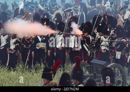 Waterloo, Belgique. 18th juin 2022. Les réacteurs se sont produits lors de la reconstitution de la bataille de Waterloo de 1815 à Waterloo, en Belgique, au 18 juin 2022. Environ 2 000 ré-acteurs, plus de 100 chevaux ainsi que plus de 20 canons ont participé à la reconstitution, montrant le clash de 18 juin 1815 entre Napoléon et Wellington. L'événement a marqué le 207th anniversaire de la bataille de Waterloo. Credit: Zheng Huansong/Xinhua/Alay Live News Banque D'Images