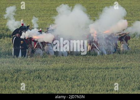 Waterloo, Belgique. 18th juin 2022. Les réacteurs se sont produits lors de la reconstitution de la bataille de Waterloo de 1815 à Waterloo, en Belgique, au 18 juin 2022. Environ 2 000 ré-acteurs, plus de 100 chevaux ainsi que plus de 20 canons ont participé à la reconstitution, montrant le clash de 18 juin 1815 entre Napoléon et Wellington. L'événement a marqué le 207th anniversaire de la bataille de Waterloo. Credit: Zheng Huansong/Xinhua/Alay Live News Banque D'Images