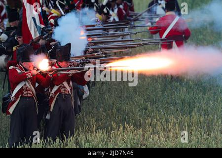 Waterloo, Belgique. 18th juin 2022. Les réacteurs se sont produits lors de la reconstitution de la bataille de Waterloo de 1815 à Waterloo, en Belgique, au 18 juin 2022. Environ 2 000 ré-acteurs, plus de 100 chevaux ainsi que plus de 20 canons ont participé à la reconstitution, montrant le clash de 18 juin 1815 entre Napoléon et Wellington. L'événement a marqué le 207th anniversaire de la bataille de Waterloo. Credit: Zheng Huansong/Xinhua/Alay Live News Banque D'Images