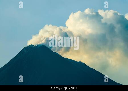 Fumer 1827m Mount Karangetang, un volcan actif de l'anneau de feu du Pacifique. Mt Karangetang, île de Siau, archipel de Sangihe, Sulawesi du Nord, Indonésie Banque D'Images