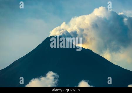 Fumer 1827m Mount Karangetang, un volcan actif de l'anneau de feu du Pacifique. Mt Karangetang, île de Siau, archipel de Sangihe, Sulawesi du Nord, Indonésie Banque D'Images