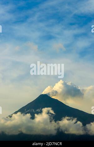 Fumer 1827m Mount Karangetang, un volcan actif de l'anneau de feu du Pacifique. Mt Karangetang, île de Siau, archipel de Sangihe, Sulawesi du Nord, Indonésie Banque D'Images