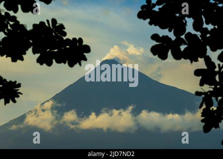 Fumer 1827m Mount Karangetang, un volcan actif de l'anneau de feu du Pacifique. Mt Karangetang, île de Siau, archipel de Sangihe, Sulawesi du Nord, Indonésie Banque D'Images