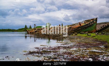 Salen, île de Mull, Écosse - abandon de bateaux de pêche en bois abandonnés sur la plage qui se décompose et pourriture lentement Banque D'Images