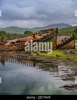 Salen, île de Mull, Écosse - abandon de bateaux de pêche en bois abandonnés sur la plage qui se décompose et pourriture lentement Banque D'Images