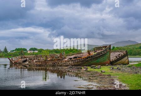 Salen, île de Mull, Écosse - abandon de bateaux de pêche en bois abandonnés sur la plage qui se décompose et pourriture lentement Banque D'Images