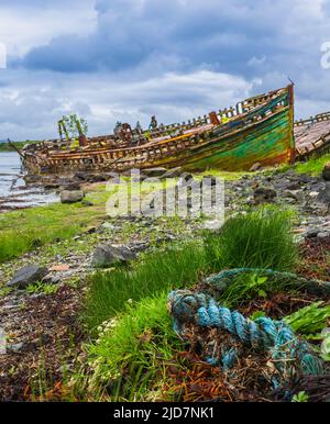 Salen, île de Mull, Écosse - abandon de bateaux de pêche en bois abandonnés sur la plage qui se décompose et pourriture lentement Banque D'Images