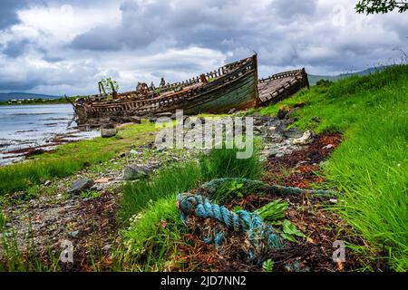 Salen, île de Mull, Écosse - abandon de bateaux de pêche en bois abandonnés sur la plage qui se décompose et pourriture lentement Banque D'Images