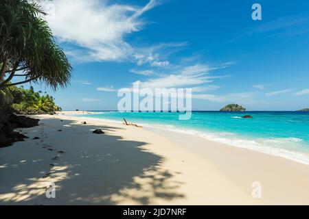 Plage de sable blanc de l'île Mahoro et petite île de Laweang au-delà, au large de l'île Siau. Mahoro, Siau, Archipel de Sangihe, Sulawesi du Nord, Indonésie Banque D'Images