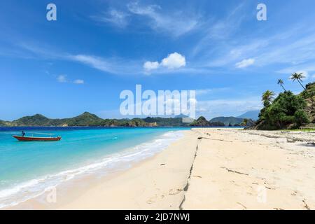 Plage de sable blanc de l'île Mahoro avec bateau et îles Masare et Pahepa au-delà. Mahoro, île de Siau, archipel de Sangihe, Sulawesi du Nord, Indonésie Banque D'Images