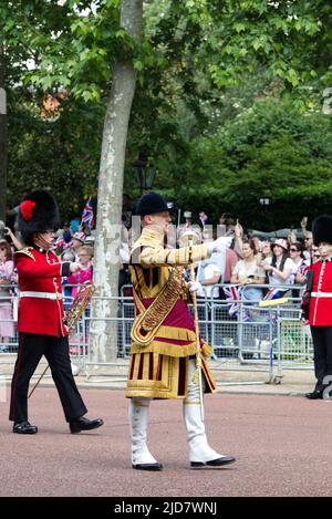 Les Coldstream Guards défilent à la traîne de la couleur 2022. Banque D'Images