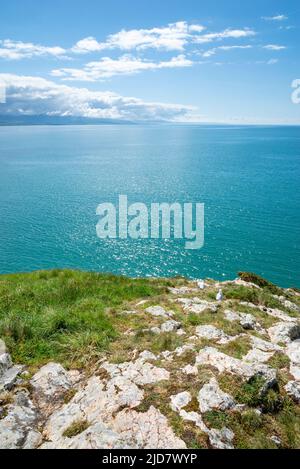 Vue depuis les ruines du château de Criccieth, au-dessus de la ville de Criccieth, vue sur la baie de Tremadog, la péninsule de Lleyn, au nord du pays de Galles. Banque D'Images