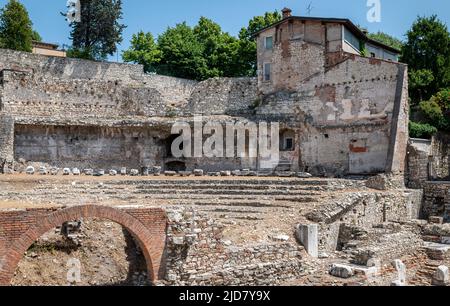 Le théâtre de Brixian romain construit à l'est du capitolium et relié au decumanus maxima voisin, a été étudié archéologiquement de 1823 à Banque D'Images