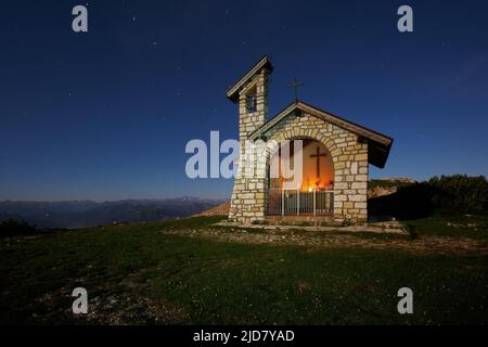 Lune et étoiles. Chapelle en pierre sur la montagne Monte Altissimo di Nago. Prealpi Gardesane Orientali. Trentin. Italie. Europe. Banque D'Images