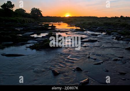 Rivière Talek, Maasai Mara, Kenya, au lever du soleil. Banque D'Images