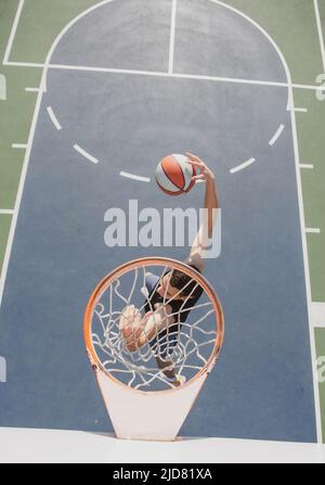 Joueur de basket-ball caucasien de l'équipe en action, mouvement en saut. Concept de sport, de mouvement, d'énergie et de mode de vie dynamique et sain. Formation, pratique Banque D'Images