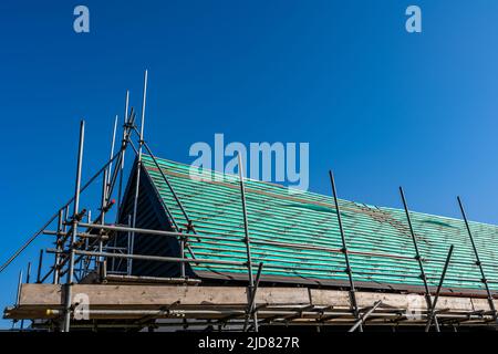 Woodbridge Suffolk UK 12 mars 2022: Une ancienne grange et des écuries qui sont au milieu de se transformer en une maison familiale moderne Banque D'Images
