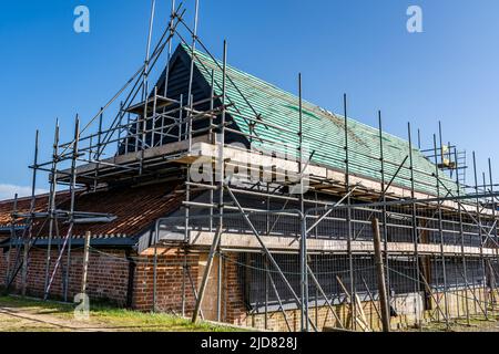 Woodbridge Suffolk UK 12 mars 2022: Une ancienne grange et des écuries qui sont au milieu de se transformer en une maison familiale moderne Banque D'Images
