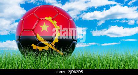 Ballon de football avec drapeau angolais sur l'herbe verte contre le ciel bleu, 3D rendu Banque D'Images