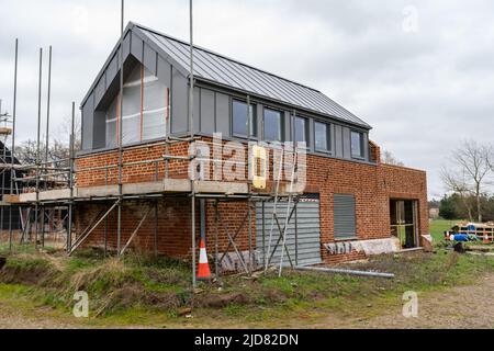 Woodbridge Suffolk UK 20 février 2022: Une ancienne grange et des écuries qui sont au milieu de se transformer en une maison familiale moderne Banque D'Images