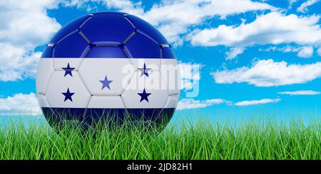 Ballon de football avec drapeau hondurien sur l'herbe verte contre le ciel bleu, 3D rendu Banque D'Images