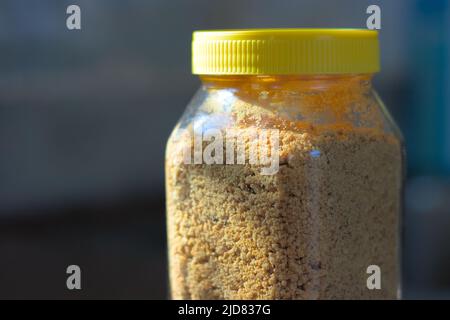 Poudre de jaggery biologique dans un pot en verre. Banque D'Images