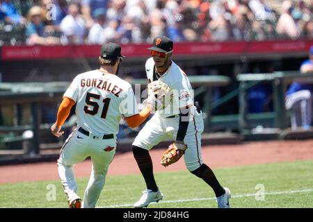 San Francisco Giants Infielder Thairo Estrada (39) et San Francisco Giants outfielder Luis González (51) ont traquer une balle de mouche pendant une mise de jeu MLB Banque D'Images