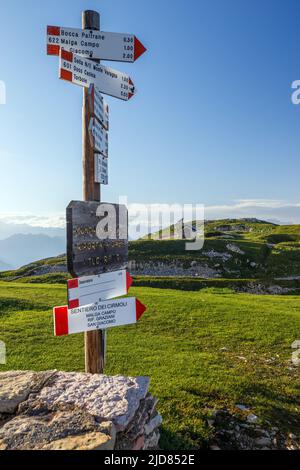 Indicateurs de chemin de montagne rouge / blanc sur la montagne Altissimo di Nago. Prealpi Gardesane Orientali. Trentin. Italie. Europe. Banque D'Images