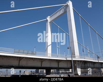 Budapest, Hongrie - 23 mars 2022: Vue latérale du pont Elisabeth à Budapest, Roumanie Banque D'Images