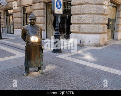 BUDAPEST, HONGRIE - 23 MARS 2022 : la statue du policier Fat à Budapest, Hongrie Banque D'Images