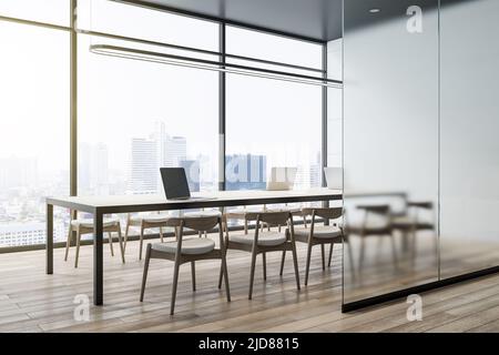Vue latérale sur une table de conférence moderne avec chaises dans une salle de réunion élégante avec mur en verre mat, vue sur la ville depuis une grande fenêtre et du parquet. 3D renderi Banque D'Images