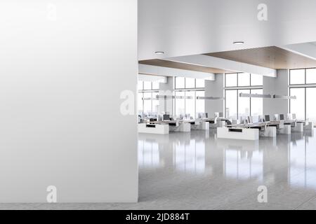 Mur lumineux à l'entrée du bureau spacieux de collègue ensoleillé avec mobilier de bureau blanc moderne, plafond en bois laqué, sol brillant et c Banque D'Images