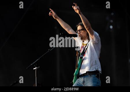 Hradec Kralove, République tchèque. 18th juin 2022. Le chanteur et guitariste Rivers Cuomo de Weezer se produit lors du festival de musique Rock for People 2022 à Hradec Kralove, République Tchèque, 18 juin 2022. Crédit : David Tanecek/CTK photo/Alay Live News Banque D'Images